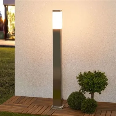 Bornes lumineuses en acier Corten couleur rouille